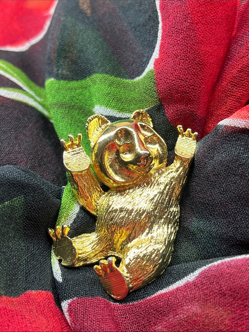 Gold tone bear scarf clip